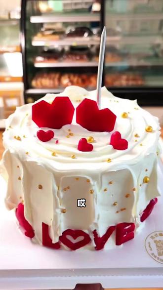 你不是想找好吃蛋糕店吗?和平西路有个法式蛋糕屋,原价180的牛奶奶油蛋糕现89.9元,免费刻字包装。堂食外带都方便,水果超多,六到九人份,甜过初恋,别含糊! (【退款规则】到店核销:随时可退,过期未核销自动退)#双层蛋糕 #蛋糕品牌推荐 #小蛇蛋糕 #4寸草莓蛋糕 #甜品美食