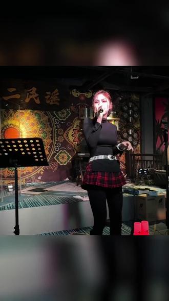 工业路众二livehouse是解压好去处,灯光暖,随手拍超出圈。海王百威双拼、网红凤爪等美食超赞,原价328现268,约人来嗨! #押韵 #贰麻酒馆 #驻唱歌手 #清酒 #王小草live