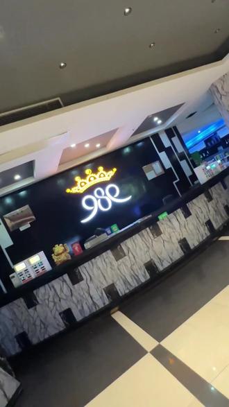 兄弟姐妹们,989量贩KTV放大招!中包厢套餐原价458,现268,含12瓶青岛啤酒和果盘。小吃管够酒管饱,服务贴心,陈贵路停车方便。今夜约歌友会,快乐又省钱! #绿树电竞馆 #电竞房氛围 #ktv #济南ktv #周末时光