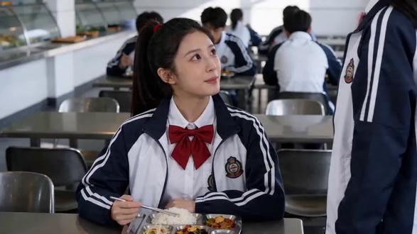 学习暴富后,我孤立了整个豪门 现代社畜程竞星穿成狗血剧里被全家嫌弃的真千金,她绑定学霸暴富系统,弃恋爱、搞学习、狂搞钱!手撕假千金李思琪的白莲花面具,怒怼偏心李家人,立志考清北、建希望小学。高冷学神谢观澜欣赏她的清醒飒爽,化身最强后盾保驾护航。程竞星一路打脸虐渣、逆袭登顶,而嫌弃她的李家,终被伪善假千金拖入深渊,善恶终有报!#仿真人 #校园