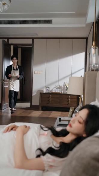 编剧木木意外穿成了自己剧本里的惨死女配穆怀恩,为了回家她必须帮助男主齐悯登基。为了保住小命,她表面讨好男主,背地里却和男主小号疯狂吐槽。她为了拯救剧本中配角们的性命,和齐悯一起面对许多问题。就在二人即将修成正果时,齐悯心疾复发,穆怀恩忍痛把他推给原女主,在原女主的帮助下治愈心疾,成功登基。在登基当天拿到可以穿越时空的宝盒,从此两人自由穿梭在剧本世界和现实世界。#慕怀恩 #抖音短剧 #AI短剧 #抖音短剧新番计划 #古言