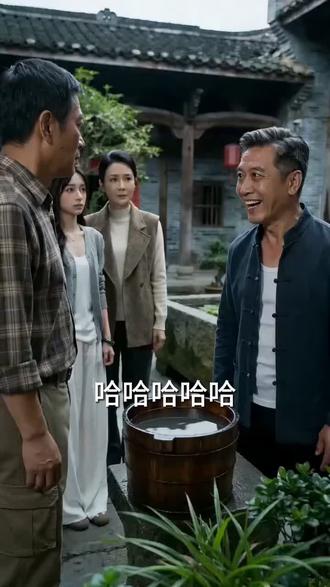 十八岁生日那晚,一条蛇爬进了安心的被窝,宣称她是自己的新娘。她不知道,这段姻缘始于1938年的血债--曾祖父拆蛇庙、杀蛇仙,引来灭门诅咒。如今堂姐安宁诡异复活,化作非人非蛇的“蛇母”,操控蛇群索命。祖宅怪事频发尸体失踪、蛇肉饭局、亲人接连中邪秦渝究竟是守护者,还是另一枚棋子?午夜追魂,生死博弈,当真相层层揭开,安心才惊觉这场定亲,远不止人蛇相恋那么简单。#七日蛇缠 #抖音短剧 #AI短剧 #奇幻