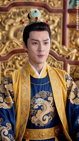 凤命归辰 女孩的头发落地就能变成金子,可却被家里人当成怪物,却不知她是皇帝都不敢惹的国运之女!#新剧来袭 #一个片段看完一整部剧