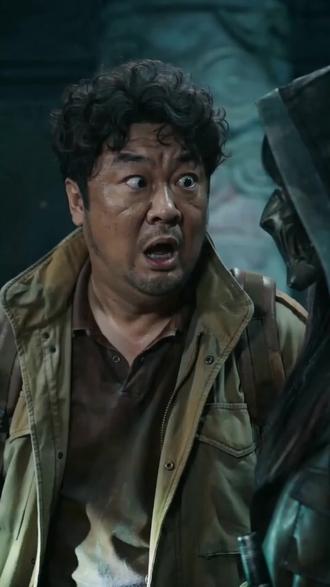 摸金校尉胡晟,上一世被女友万雨捅刀喂了墓里人俑,重生归来,开局就喊“这墓不能下!”然而万雨和她的PUA男友林沐风偏要送人头。墓里机关算尽,人俑追杀不断。林沐风身中二十年尸毒,暴露自己是盗墓贼后代,疯魔般寻找能续命的彼岸花。万雨则一路骚操作,坑队友、抢宝贝、最后被林沐风反手一枪打腿,凄惨下线。最终胡晟联手神秘雇佣兵安茜和憨批兄弟王胖子,识破彼岸花幻术,打脸渣男渣女,逃出生天。#AI短剧 #AIGC