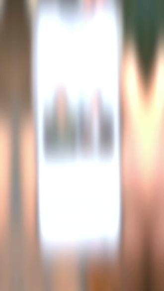 陈阳替堂哥陈浩冒死出海,年赚 298 万却仅得 3 万分红,父亲病重求助反遭羞辱。走投无路之际,他在亲人们的支持下购旧船单干,屡遭陈浩恶意打压仍绝不低头,凭精湛渔技戳破陈浩围堵、诬陷、破坏等重重阴谋,最终捕获珍稀渔获,勇夺渔王大赛冠军,成立自己的渔业公司,从被压榨的渔民逆袭成一代渔王。