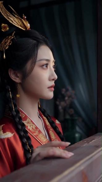 重生嫡女杀疯了:朕乃千古女帝 双姝重生,沈宛凝设计将犯忌华服推给沈南乔,欲借选秀上位。沈南乔沉着冷静,在金銮大殿之上从容周旋,巧妙化解这场致命危机,顺利获选入宫。此后她游走后宫与朝堂之间,双线谋划步步为营,接连破局立威,巧妙制衡各方势力,平定内乱收拢大权,最终步步紧逼逼萧弈让出帝位,登临九五成为一代女帝,执掌万里山河,开创国泰民安的繁华盛世。#二次元 #女帝 #宫斗剧