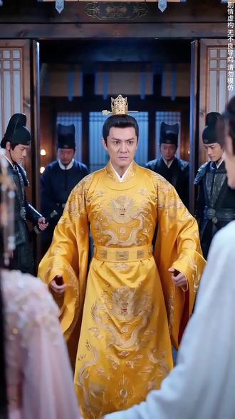 凤命归辰 女孩的头发落地就能变成金子,可却被家里人当成怪物,却不知她是皇帝都不敢惹的国运之女!#新剧来袭 #一个片段看完一整部剧