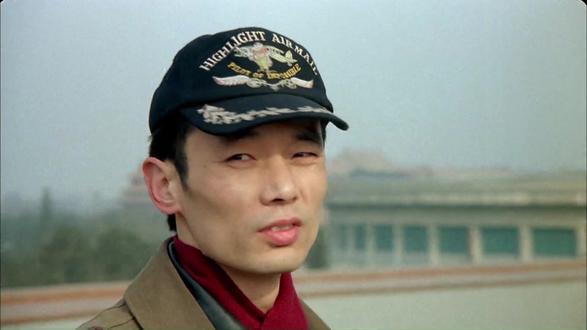 大撒把 | 搭伙过年生出真感情?葛优徐帆机场分别名场面💔 #搭伙过年 #葛优 #徐帆 #异地恋 #出国潮 空旷的候机大厅,即将与各自爱人分别的男女主人公。男主人公顾颜(葛优饰)正在候机大厅送别即将去加拿大自费留学的妻子,偶遇送丈夫出国的女主人公林周云(徐帆饰)。林周云的丈夫不顾即将生产的妻子,就头也没回地匆忙登机。临行前他把妻子托付给素不相识的顾颜,可林周云还是不幸流产了。一年后,两人再次不期而遇。形单影只的顾颜向林周云倾吐自己的思妻之苦,可林周云却因马上能奔赴国外与丈夫团聚而兴奋不已。两年后,林周云仍出国不成,留在国内。孤独寂寞的两人相约一起搭伴过年。五天假期转瞬即逝,分手时,两人都感到了莫名的失落,一段被尘封许久的感情悄然滋生……