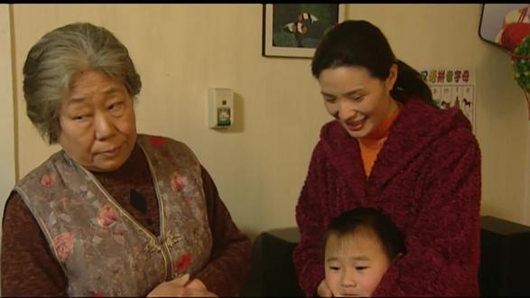 丈母娘百般挑剔,女婿战战兢兢。 退休丈母娘进城与女儿女婿同住,起初处处挑剔、摩擦不断,历经几番乌龙与磨合后彼此体谅,一家人终得温情团圆。#丈母娘来了 #怀旧经典影视 #方子哥 #市井生活 #家长里短
