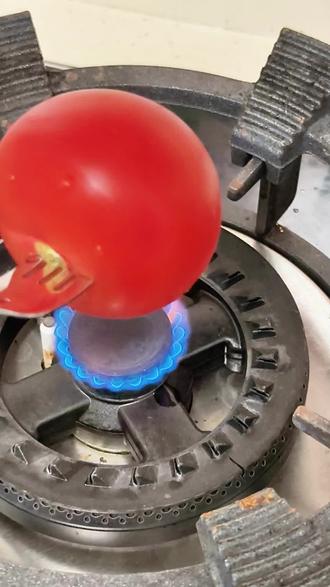 新手村料理!西红柿炒蛋零失败攻略,健康低脂从切到炒 番茄炒蛋制作教程
食材:番茄200g(去蒂切丁)、鸡蛋3枚(150g)、小葱10g、花生油8g、盐3g、糖3g
步骤:
1. 番茄顶部划十字刀,明火炙烤至表皮裂开后剥除外皮。纵向切8等分后横断为16块,改刀成1.5cm见方小丁。
2. 鸡蛋充分打散,葱白与葱花分离备用。
3. 热锅至微烟状态,注入5g花生油润锅后关火,待锅温降至160℃左右倒入蛋液,中小火煎至底部定型后推炒成块,盛出备用。
4. 补3g花生油,爆香葱白后下番茄丁,中火翻炒40秒至出沙,加盐、糖调味。
5. 回锅鸡蛋翻炒均匀,撒葱花装盘。
热量说明:整道菜327大卡(2人份,人均163大卡),全程操作约10分钟。关键点:热锅凉油法确保鸡蛋不粘,番茄去皮提升口感细腻度,糖盐1:1配比平衡酸甜。
#万物皆可种草搜 #番茄炒蛋 #西红柿炒鸡蛋 #美食攻略 #鸡蛋的神仙吃法 @DOU+小助手