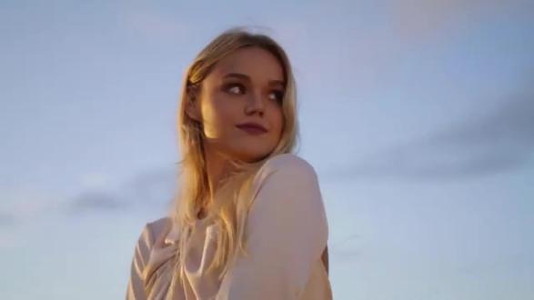 Milion Roses 当《Milion Roses》的前奏漫过耳畔,仿佛有千万朵玫瑰在迪斯科球的光晕里骤然绽放。合成器的旋律带着 Italo Disco 特有的复古暖意,像鎏金细线缠绕着鼓点,每一拍都踩在心跳的褶皱上。
玫瑰的芬芳混着旧舞厅的木质香气漫来,虚拟的花瓣随音阶起落旋转,在电子音效里晕出柔粉与亮银的光斑。主唱的声线裹着蜜糖般的慵懒,又藏着恰到好处的锐度,让 “百万玫瑰” 不再是抽象的浪漫,而成为可触摸的节拍 —— 是舞池里飞扬的裙摆,是霓虹下闪烁的眼眸,是旧时光里永不褪色的热烈。
当最后一个音符消散,仿佛仍有玫瑰花瓣黏在鼓膜上,带着意式迪斯科独有的温柔与力量,在记忆里轻轻震颤。
#车载音乐 #欧美音乐 #天籁之音 #DJ嗨曲 #动感节奏#复古迪斯科 #重低音 #欧美经典音乐 #发烧友