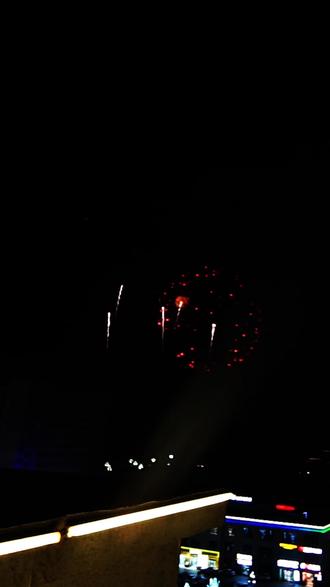 烟花秀 元宵节快乐!这是和田县元宵节烟花秀,这是一镜到底的视频,烟花秀全长32分钟,视频进行了2。5倍加速,分享给大家。#和田县烟花秀