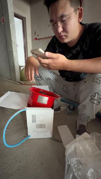 烟道止逆阀到底装在哪里? 烟道止逆阀贴砖前装还是贴砖后装?到底是装在水泥上还是装在瓷砖上??#烟道止逆阀贴砖前还是后安装 #装修日记vlog #夫妻日常 #自装日记