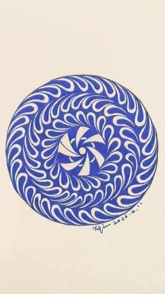 蓝白漩涡画,一看就会 你们有没有遇到过这种情况——“一看就会,一上手就废”。今天这幅就属于这种。想画的宝子看完上手试一下吧!#缠绕画#一看就会 #手绘设计 #解压