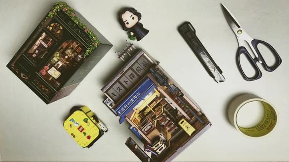 🦉猫头鹰书店5mins拼装实录,超治愈 两个男生一关灯,世界都安静了!真的很治愈!
入手的第二个CuteBee家立体拼已完成
「猫头鹰书店」,还有「米花町便利店」限时返场
嘿哟各位,我是小勒
这次还是和胡田儿 一起拼装
怎么说呢?这一套可能因为是老款,拼起来没有便利店顺滑
大量需要胶的地方,以及顶灯的安装、槽线都不是特别的顺畅
体量确实小很多,我和胡田儿两个人其实算是各自拼(按一个人算就行)
大概2小时就拼装完了
成品加上灯的衬托之后,还是很美的
就是细心程度和巧手程度是需要一些的
也可以买来送给喜欢的女生或者拼好之后送给喜欢的男生
「猫头鹰书店」是可以当书立用的,实用性也很高
后面还有两套大的立体拼,各位可以期待一下!
#拼图 #礼物 #两个男孩子的日常 #双十一 #小勒拼装