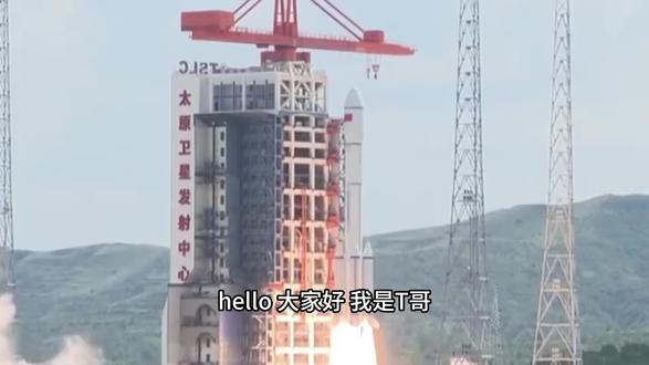 上海瀚讯:从军工通信到商业航天的技术大脑 上海瀚讯,一家从军用通信走出来的硬核公司,正在悄悄成为商业航天“千帆星座”背后的技术大脑。
1|它到底是干嘛的?
上海瀚讯不是那种你天天能刷到的“网红公司”,但它干的事,几乎决定了现代战争的通信命脉。
简单说,它是军用宽带通信系统的国家队 ,从芯片、模块、终端、基站到整套系统,一条龙全包。它的客户名单里,写满了“不能说的秘密”——军队总部、军工院所、特种单位。
但别以为它只是个“军工供应商”。2025年,它悄悄干了一件大事:成了“千帆星座”唯一的通信载荷供应商。
2|千帆星座:它的第二战场
“千帆星座”是中国版的“星链”,计划发射超过1.5万颗低轨卫星,打造全球卫星互联网。
而上海瀚讯的角色,是通信分系统的“总设计师” ——卫星上怎么通信、地面怎么接收、用户怎么上网,全是它说了算。
更关键的是,它和千帆星座的运营主体上海垣信,是“兄弟公司”——同一个大股东、同一个CEO,业务、股权、管理层三重绑定。
🛰️ 千帆星座三步走
· 一期:648颗卫星,区域覆盖
· 二期:1296颗卫星,全球覆盖
· 三期:1.5万颗卫星,多元融合
3|业绩:亏损收窄,拐点已现
2025年前三季度,营收3.05亿元,同比增长72.7%;亏损4816万元,但同比减亏47%。
亏损的原因很简单:前期投入太大,卫星还没大规模上天。但一旦2026年进入密集发射期,业绩可能迎来爆发。
4|10亿定增:押注AI+无人系统
12月5日,公司宣布定增募资不超过10亿元,投向三大前沿项目:
· 无人协同神经网络 :让无人机、卫星、地面设备“群聊”
· 智能机器人:军用机器人,能跑能跳能通信
· AI认知决策系统:让机器自己“思考”怎么打仗
这不是“蹭热点”,而是把军用通信技术,延伸到AI和无人系统的自然进化。
💡 技术护城河
· 涡旋电磁波6G技术:提升卫星通信效率
· 相控阵天线:卫星通信的“黑科技”
· 全频段军用通信:从地面到太空全覆盖
5|风险与机会
机会:商业航天是国家战略,千帆星座只是开始。军用通信+卫星互联网+AI无人系统,三条赛道叠加,天花板极高。
风险:研发投入大、周期长,卫星发射进度不及预期,可能导致业绩继续承压。
#上海瀚讯 #商业航天 #千帆星座