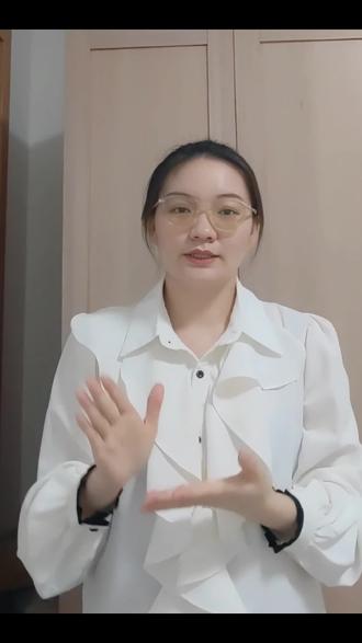 前任的礼物,是该扔还是该留? 🧴 那个藏在抽屉深处的玩偶,那件不会再穿却也没丢的衬衫,那本写满了字的书……前任留下的礼物,像是房间里无声的幽灵。每次整理到它,心里总会咯噔一下。扔不掉,也回不去。
我们纠结的从来不是物品本身,而是它背后链接着的那个人、那段时光和那个曾经的自己。
🫂 它不仅是礼物,更是情感的化石
礼物是过去关系的物证,是一个“被爱过”的证明。扔掉它,仿佛否定了那段时光的真实性和自己的价值。
留下它,有时源于一种模糊的期待——或是害怕彻底画上句号。物品成了情感“未完成”状态的象征。
决定的过程,就是逼自己重新审视那段关系:是遗憾、是不甘、是怨恨,还是感激?我们害怕的不是物品,而是物品背后的情绪海啸。
✅ 健康保留:
你能平静地看待它,不再有剧烈情绪波动
它被妥善收纳,不会频繁出现在眼前引发联想
它代表一段对你仍有积极意义的记忆(比如成长)
❌ 问题负重:
看到它你会立刻陷入难过、愤怒或反复回忆
你因为它而无法投入新的生活或关系
你留着它不是出于爱,而是出于恐惧或“不甘心”
✨ 5个步骤,帮你温柔地完成“情感断舍离”:
1⃣ 不要强迫自己“必须立刻处理”
尊重自己的情绪周期。刚分手时无法处理是正常的,不妨先把所有相关物品收进一个盒子,给自己设定一个“冷静期”(比如3个月或半年),之后再打开决定。
2⃣ 举行一个温柔的告别仪式
仪式感能提供终结感。可以:
感谢这件物品曾经的陪伴,然后妥善放入捐赠箱
写一封信(不必寄出),和礼物一起封存或处理掉
拍下照片存入电子相册,让记忆从实体空间转移到虚拟空间
3⃣ 问自己两个关键问题:
“如果这是朋友送的,我还会留它吗?”(剥离“前任”滤镜看实用价值)
“留下它,是在帮我走向未来,还是把我捆在过去?”
4⃣ 重新定义“留下”的意义
如果决定留下某件物品,请主动赋予它新的意义。比如:
把那件好看的毛衣视为“自己买的”,而非“他送的”
把那本书看作是“让我成长的一段经历”的纪念,而非“某个人”的纪念
5⃣ 把空间留给现在和未来的自己
清空一个抽屉,就是为新的生活腾出一个位置。你放下了一件旧物,心上就有一处角落获得了呼吸的自由。
无论是扔是留,唯一的标准是:这个决定是否让你感觉更自由、更轻盈?
你值得一个不被过去填满的空间,也值得一个随时可以重新开始的自己。
#整理收纳 #前任 #时空的礼物 #与过去告别 #情感寄托