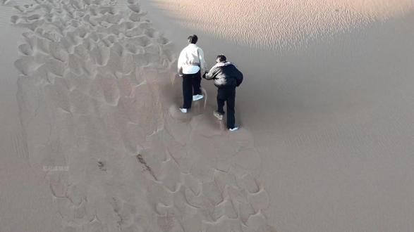 星邱小彩蛋之沙漠·围城---逃离至无人之境 直升机呼啸,空降沙海。
任务代号“自由”。
但镜头是枪口,快门是子弹。
他们被困在狭窄的车厢,无处可逃。
油门到底,黄沙扬起。
把窥伺者甩成后视镜里的虚影。
车门打开,踩进沙里的那一刻——
终于不是“镜头里的商品”。
只是两个在风里眯起眼睛、对着夕阳傻笑的人。
#星邱编辑部 #沙漠追车 #直升机空降 #我应该去爱你 #情人节