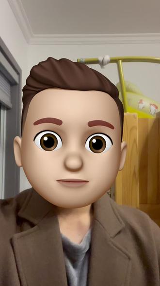 孩子怎样才能开窍 孩子怎样才能开窍?
生活中我们经常听见别人说,咦,这孩子开窍了,上了初中、高中,啥时间一开窍,学习就突飞猛进。
听起来好像很玄学,其实这还真是有科学依据的。
视频有点长,但全是干货,建议先点赞收藏,避免看完找不着。
首先,开窍的本质是理解,而理解能力根据科学研究发现,它跟大脑的前额叶发育有关,但主要它是一种依据后天锻炼出来的能力。
下面我给你说一下关于理解能力的三个基本原理。
第一,新知识必须挂靠在已有知识上才能真正理解,经验越多,大脑能连接的地方就越多。
这就告诉我们,作为家长你要想提高孩子的理解能力,就得多带他见见世面。
不过这不是简单的去旅游,而是让他多亲身参与,比如在家做家务,去菜市场帮助买买菜,观察路边的花草树木是啥种子,甚至还可以跟着你学一些简单的饭菜。
网上有一个幼儿园,就是让孩子自己去亲身做饭。
还有让孩子看书读书,其实也是从书中认识这个世界。
我举一个例子,初中的学生接触方程,等号左右两边相等,他生活中就没有见过托盘天平这样的东西,理解起来这个东西就比较抽象。
再比如小学学体积,他小时候就没有堆过积木,没有见过那些方块,没有试过往杯子里装水去观察水位的变化,他就很难理解体积这个概念。
第二,咱们经常说孩子油盐不进,其实不是他听不懂,而是他那一会已经被你指责的有情绪了,真听不进去。
科学研究表明,要想真正理解一个知识,大脑得先相信自己是安全的。
所以学习当中最常见的阻碍不是智力,而是情绪。
你想想一个小孩,上课之前先让老师吓唬一顿、吵一顿,胆子小的学生他半节课都过不来劲。
包括家里在辅导作业的时候也是,这时候他满脑子都是害怕,你说他咋学习?
第三,大脑关于理解力的前额叶发育完成,需要等到25岁之后才逐渐成熟。
所以咱们经常说大器晚成、聪明早慧,那都是因为每个人发育的速度不太一样,这一点咱也需要注意。
一定要给孩子留充足的睡眠,因为大脑整合知识、发育都是在睡眠当中进行的。
现在有很多小学、初中生,做个作业能干到十一二点不睡觉,他都不知道,慢慢他的大脑发育都落后了,他还感觉自己非常努力。
说了这么多,那我们作为家长应该怎样做呢?#家长必读