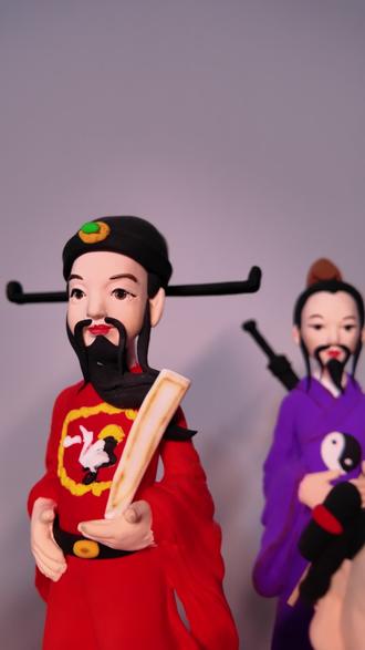 唐河非遗你了解那些? 今天小编带你了解唐河面塑。一捧彩泥,承载千年文脉,从乡野间的民间技艺,到熠熠生辉的非遗瑰宝,唐河面塑正以指尖功夫,勾勒出岁月沉淀的历史纹路。明末清初,面塑技艺随长江流域的商旅溯流北上,落地唐河这片沃土,在南北文化的交融中孕育出独树一帜的风格,成就了唐河面塑的独特风骨。
手艺人以面粉塑形为骨,撷取天然植物调彩上色,将中原大地的缤纷色彩凝于掌心。如今,非遗传承人们让传统技艺与本土文化深度相融,以立体面塑生动描摹中原大地的烟火生活。他们指尖揉捏的,不仅是老辈相传的精湛手艺,更是代代延续的文明记忆与文化根脉。#非遗 #新视界新南阳 #魅力唐河 #马年 #文创