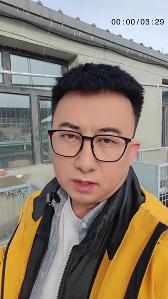 先关注,再问。 ✅ 双层被毛怎么看?✅ 4 步快检法秒辨串种!✅ 选幼犬的关键诀窍!别再花冤枉钱买串种金毛了!大斌只讲真话,教你从毛发一眼辨双血统!#这也能开播 #金毛#dou上热门#热门#流量扶持计划