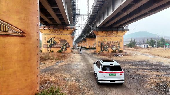 古今同框!“奕起”在临淄遇见壁画里的齐国 16 座高铁桥墩,画满了齐国千年故事:桓公称霸、田忌赛马、孔子闻韶、蹴鞠起源…… 土黄古铜的底色,古朴又厚重,像把整部齐史画在了桥下。头顶高铁呼啸而过,脚下是两千年齐风古韵,现代速度与古老历史撞个满怀,一秒穿越古今~#齐文化 #奕派008 #带娃出行 #用车分享 #亲子时光