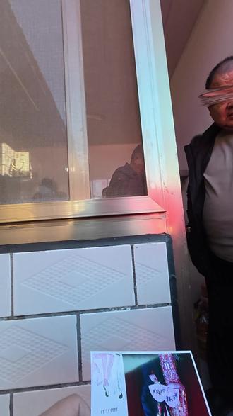 农村的大型拍立得 婚礼里的photo booth,从不是千篇一律的摆拍机器。
第一视角感受它的魅力,才懂互动感的关键:既有宾客的开怀配合,更有工作人员的暖心引导,让每一张照片都藏着专属温度。#婚礼 #备婚 #大型拍立得 #photo booth#即拍即得 #在拍一种很新的vlog