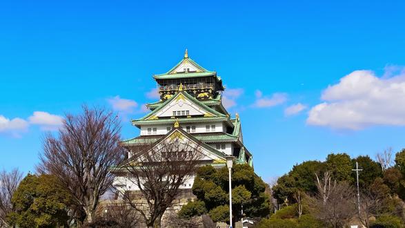 2.3-2.8晴雪物语(总集篇其一) 2025年2月的一些片段,取自200g视频与照片的琐碎记忆,基本按时间顺序剪辑。
这是第一篇,记录了从3日至8日的旅途,后续两篇仍在制作中。
我总觉得,回忆是一种缓慢显影的过程。
当下的瞬间,或许只是轻描淡写的某一幕,
直到某天,落在记忆里的光影开始发亮。
去年,关西的旅途停留在照片的定格里,
今年,我带着运动相机,让画面流动,让时间奔跑。
镜头里的大阪街巷、京都山寺、奈良的鹿群,
不是被回忆拾起的片段,而是当下鲜活的风景。
这一次,我让夜鹿的旋律陪伴影像。
第一首《花上亡灵》,落在这四天的雪境与街灯之间。
就像命运偶然递来的书签,翻开后才发现,原来一直在等它落笔。
旅途在时间里沉淀,而故事仍在继续。
希望某天再回望,仍然能感受到当时的风,和那场未融的晴雪。
————————————
落地大阪,风掠过街巷,霓虹浮动水都的夜色。
城市在灯火间苏醒,旅程自此刻启程。
大阪城公园,金色天守映着晴雪,落樱未至,冬意犹存。
心斋桥的人潮,梅田的摩天轮,街影浮光,都市的节奏交错于脚步之间。
归途在霓虹里回望,夜色未央。
八坂神社朱门静立,灯笼微摇,千年祭祀回响在风中。
清水舞台,晨雾浮动,寺钟低鸣,青苔间藏着往昔的诗篇。
一碗热腾腾的猪排饭,烟火气与古都的静谧交融。
若草山下,鹿影穿行,鞠躬、呢喃、踏雪而来。
东大寺檐角残雪,佛光映着二月晴空,斗拱间落下的是时光遗韵。
春日大社,朱色映雪,三千石灯轻披霜华,神鹿衔梅,呢喃着春日的秘语。
晴雪未融,旅途未尽,光影封存,故事仍在继续。
BGM:花に亡霊——ヨルシカ
#旅行vlog #保持热爱奔赴山海 #大阪 #每一帧都是热爱