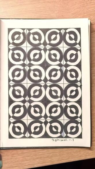 禅绕画小创意正方形和圆的碰撞 正方形 + 圆形的神仙碰撞!用圆规在方格里画满圈圈,本来看起来平平无奇,一填色直接惊艳全场!简单的几何组合,居然能玩出这么绝的视觉效果~#禅绕画#手帐素材#原创#治愈系#抖音合集升级计划