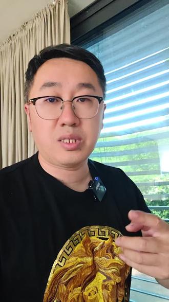 十个德国留学生,八个只盯着文凭。 十个德国留学生,八个只盯着文凭。
这话难听,但现实就是这样。
父母花几十万把孩子送到德国,不只是为了多拿一张证书,而是希望孩子以后能养活自己,照顾家庭,过得比上一代轻松。
可很多留学生的视角,依然停留在上课、考试、毕业、进大厂。
这条路径没错,但确定性已经没有以前高了。
AI趋势越来越快,今天看着稳定的岗位,几年后未必还稳定。
真正的信息差,是你已经站在德国,却没有研究德国的市场、资产和机会。
慕尼黑一个月房租一千欧元,五年就是六万欧元,最后全部交给房东。
买房当然不是人人都适合,但至少应该学会拆解。
价格多少,租金多少,家庭能不能承受,毕业后能不能出租或出售,这才是实操。
留学最大的价值,不只是文凭,而是你提前接触了父母接触不到的市场。
眼界决定选择,选择才决定几年后的差距。
你认为留学期间最重要的是拿高学历,还是提前建立资产认知?#德国留学
#德国留学生
#慕尼黑留学
#德国买房
#留学生买房