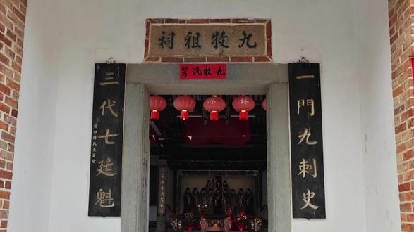 九牧林始祖林披公的九个儿子,全都当上了“市长” 唐代福建莆田林披公,是九牧林的始祖,一生育有九子,全部考上功名、当上了刺史,成就了 “一门九刺史” 的千古佳话。
