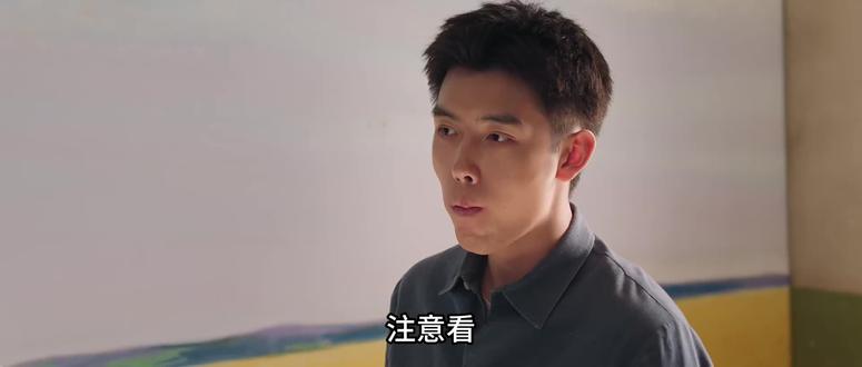 纯真年代的爱情 以二十世纪七十年代末为背景,讲述制帽厂女工费霓为改善生活与救人致残的方穆扬假结婚分房,二人在共同生活中逐渐产生真挚感情,最终费霓圆梦大学,方穆扬实现画家理想#热播#陈飞宇#孙千#电视剧解说#追剧