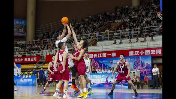 20260519渝BA(云阳恐龙队&南川金佛山队) 5月19日晚,新韵重庆·2026重庆城市篮球超级联赛(渝BA)激战正酣。云阳恐龙队在主场云阳体育馆迎来首秀,经过四节鏖战,最终以72:81惜败于南川金佛山队。
赛前,云阳体育馆座无虚席,现场气氛热烈。球迷们的欢呼声与呐喊声此起彼伏,点燃了整个球馆。开场前,青龙小学的孩子们带来精彩的青少年篮球操表演,小球员们精神饱满,运球、传球、转身一气呵成,整齐划一的动作透出自信与活力。随后,歌伴舞《云阳向前冲》闪亮登场,激昂的旋律响彻体育馆,歌手歌声嘹亮,伴舞舞步铿锵,淋漓尽致地展现了云阳奋勇向前的城市精神。
比赛开始后,双方迅速进入状态。上半场两队比分交替上升,打得难解难分,以42:42战平。下半场,南川金佛山队及时调整战术,凭借稳定的外线投射逐渐拉开分差。尽管云阳恐龙队拼到最后一秒,最终还是以72:81遗憾落败。
图片说明:5月19日晚,新韵重庆·2026重庆城市篮球超级联赛(渝BA)云阳恐龙队在主场云阳体育馆迎来首场比赛,经过四节鏖战,最终以72:81惜败于南川金佛山队。