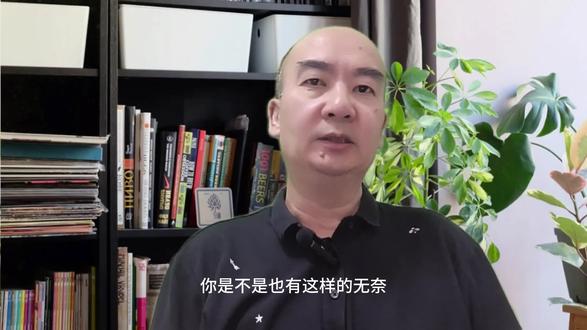 被再让家里老人被骗了,赶紧拿起手机设置! 第一招:远程守护,骗子来电你直接挂
具体操作步骤(建议拿着父母的手机一步步设置)HarmonyOS 6.0:
1. 在父母的手机上,打开 设置 > 健康使用手机 > 选择 被家人守护,屏幕上会出现一个二维码。
2. 在你的手机上,同样打开 设置 > 健康使用手机 > 选择 守护家人 > 去守护,扫描刚才那个二维码。
3. 按照提示完成绑定,并为父母设定角色(比如“父母”)。
4. 关键一步:在父母的手机上,同意守护申请。
设置好之后,父母手机上所有存在风险的电话和短信,都会同步到你这边。一旦有高危来电,你的手机会弹出通知,点击 “远程挂断” ,就能直接切断通话。
第二招:AI换脸检测,让视频诈骗现原形
具体操作步骤:
1. 打开 设置 > 隐私和安全 > 骚扰和诈骗拦截。
2. 找到并开启 AI换脸检测。
开启后,当父母接到视频通话时,系统会在后台自动分析画面。如果检测到对方是AI生成的假脸,手机会立刻弹出风险提醒,帮父母识破骗局。
第三招:基础拦截,把骚扰挡在门外
除了上面两个进阶功能,鸿蒙系统的基础拦截能力也很强,建议帮父母设置好:
· 拦截骚扰电话:打开电话App > 右上角“四个点”图标 > 骚扰拦截 > 拦截规则。开启拦截所有陌生号码或智能拦截。
· 拦截垃圾短信:同样在骚扰拦截界面 > 短信拦截规则,开启智能拦截垃圾短信。也可以手动添加一些关键词,比如“保健品”“特效药”“中奖”等
#手机安全设置 #子女必看 #鸿蒙玩机技巧 #防诈骗 #华为手机使用技巧