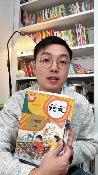 #二年级语文 马上要学第八单元的#看图写话 了,老师会让孩子准备#父与子 这套书,这部看图写话的启蒙经典之作,现在出了漫画注音版了,非常适合孩子阅读,快给孩子准备起来吧