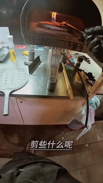 1月19日(1) “不只是烤披萨,更像一场仪式。看着面团在窑炉里慢慢鼓起‘豹纹斑’,芝士在古老的砖穹下沸腾起舞…这口脆、香、烫,是任何现代烤箱都无法复制的原始风味。原来最好的披萨,真的需要一场‘浴火重生’。”#辉县美食 #窑炉披萨 #美食 #摆摊 #精卫