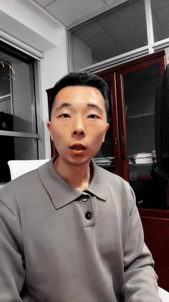 AI 开始向你要权限了,你真的准备好了吗? 最近 Clawbot 很火,
能做研究、跑流程、直接替你操作电脑。
但相比能力,
我更想提醒一个被忽略的问题:
它正在向你要权限。
当 AI 开始接触邮箱、网盘、工作系统,
甚至账号和密码工具,
它就不再只是一个工具,
而更像一个拥有操作权的“高权限员工”。
一些大型科技公司在内部使用时,
其实非常谨慎:
不给真实账号,
只在隔离环境中运行。
这本身就是一个信号。
这条内容不是劝你不用 Clawbot,
而是提醒一句:
给 AI 权限,本身就是一项风险决策。#人工智能
#AI代理
#Clawbot
#科技趋势
#信息安全
#权限管理
#AI风险
#土豆观察室