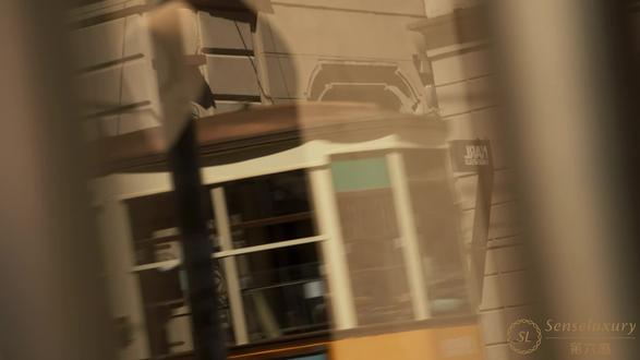 肖战2026米兰时装周,原来住这里! 2026米兰时装周,肖战再次受Gucci 和 TOD'S两大奢牌同时邀约,第5次征战米兰时装周,计划于2.27日现身品牌秀场。
根据路透视频,可以确认今年肖战入住的是米兰四季酒店FOUR SEASONS HOTEL MILANO的顶层露台套房。
·
🏨米兰四季酒店
🏨FOUR SEASONS HOTEL MILANO
·
🏛️ 关于酒店
由15世纪修道院改建,1993年开业,是四季集团欧洲大陆旗舰之一。2021年公共区域由Patricia Urquiola全面翻新,2025年Pierre-Yves Rochon完成全部118间客房改造,现有14种房型,历史感与现代设计完美融合。
·
📍 地理位置
位于米兰时尚中心Via Gesù,离大教堂仅一站地铁。出门即入蒙特拿破仑大街,步行10分钟可达米兰大教堂、埃马努埃莱二世长廊,斯卡拉歌剧院在隔壁。
·
🛏 客房亮点
▪️基础房型面积45㎡起跳,部分直面庭院或城市天际线
▪️落地窗框景入室,手工丝绸墙饰、棱纹核桃木家具
▪️大理石浴室配双人洗漱台、深泡浴缸及Acqua di Parma洗护
▪️智能控制系统、古董家具点缀,夜床赠送米兰特色小点
·
🍽 餐饮体验
🔹Zelo全日餐厅:主理精致意式料理,庭院座位绿意环绕
🔹Stilla花园餐厅&酒吧:户外 aperitivo 热门地,晚间有DJ
🔹Camino:私密酒廊,可品鉴意大利佳酿
🔹24小时客房送餐,提供米兰特色菜肴
·
💆 康体与水疗
▪️1500㎡水疗中心,拱形穹顶室内恒温泳池
▪️美发沙龙、24小时健身中心、招牌意大利芳香疗法
·
🛎 服务细节
🔹24小时多语言管家(含中文)
🔹每日开夜床、衣物护理、行李寄存
🔹礼宾可预约博物馆优先通道、热门餐厅、私人导览
·
🌿 庭院之美
中央修道院花园满眼绿意,露天长廊下喝杯意式咖啡,瞬间隔绝喧嚣。夕阳时分在庭院小坐,方知“闹中取静”的真意。
·
📲通过「第六感」预定可享专属礼遇
✅ 每日免费双人早餐
✅ 100美金酒店消费抵用额度
✅ 视房态升级房型
✅ 视房态提前入住或延迟退房
✅ VIP入住欢迎礼遇
✅ 免费无线网络
·
‼️📣【预定小贴士】
米兰四季酒店,肖战米兰时装周同款酒店,评💬「日期+人数」即可咨询。#肖战 #米兰时装周 #肖战米兰时装周