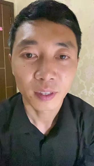 5月27日 大家好,我是老登,前几天我们讲了安葬以及我们祭祀的一些规矩啊,和一些对于物料的一些祭祀的时候一些供品的要求,那么今天我们来讲一下,很多人都很都是很迷惑的,因为现在很少有人做这件事情了,那就是烧七周年百日啊这些,那么我们从最开始的烧七来说一下,何为烧七呢?也就是说我们从人死之后的那一天开始算,每 7 天为一个阶段啊,然后我们在烧七的时候又要碰到什么撞七,也说我们撞七就要提前,比如说我们在去世的第一个七,比如说他是碰到了农历的初七也好,十七也好,二十七也好,这些叫什么叫撞七,撞七的话呢,我们就要提前,有的地方呢还甚至还会有什么准备一些纸梯子啊,纸伞之类的来来帮逝者啊的灵魂度过难关。那为什么要烧七呢?从古时候我们那个礼记,儒家的经典礼记里面就有,其实这是一种那个延续你孝道的一种仪式,也就说人活着的时候,你对他特别好,那么人去世之后,你每 7 天依然供奉什么吃食啊,或者香烛啊,纸钱呐,以代表着你的孝义,你的孝道,你这个人很孝顺,他是对孝的一种延续,就说这七天时间,还有就是为什么是七,也是我们常常说的什么要过七殿阎罗,然后为了他能够正常的转世投胎,然后所以说就要烧七,然后为了为什么要烧七呢,要减轻他的罪业,然后通过我们的祭祀和供奉,然后哎,比如说有的人说哎,烧香啊,那个时候烧纸就是为了什么买通那个小鬼嘛,哎,不要过多的纠缠他,让他网开一面,也有说,哎,我供奉这些东西,祈求嘛,然后替他洗去一些罪业,让他能够更顺你的通过关卡,到最后七七四十九天之后能够顺利的去转世投胎。那么我们在烧期当中有几个期是非常重要的,什么头期很重要,头期基本上所有的家属啊都要参加,那么第二个就是什么三七,三七是由谁来准备的呢?三七就是由儿媳来准备,头七和尾七都是由儿子准备,三七由儿媳,然后五七由女儿,是这个样子的,头七和尾七都是由儿子来主持嘛,就是主祭人,三七的话,那么就是由儿媳来主祭,烧就是做这些仪式,然后五七的话就是由女儿来主持,这个但一般是头七和尾七,就七七的时候,那么是一都,大家都要聚在一起的,就是一家人都要回来,都要坐在一起啊,进行祭祀之礼,这个就是七。为什么这个七呢,它是本来它就富有那个很传奇的色彩,因为在周易里边就有讲七日轮回这一说法,也说我们天地的阴阳二气每七天进行一个轮回,然后天上呢又有二十八星宿,二十八星宿啊就分为四象,每一象它就都有七数,七个星宿。#讲故事