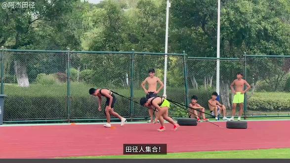 体育生天赋和努力哪个更重要 有人说体育生靠天赋吃饭,却没人看见凌晨的操场、磨破的跑鞋、练到抽筋的肌肉。体育生的世界里,天赋是锦上添花,努力才是逆风翻盘的底气!#体育生 #天赋与努力 #运动精神 #体育生日常 #田径训练