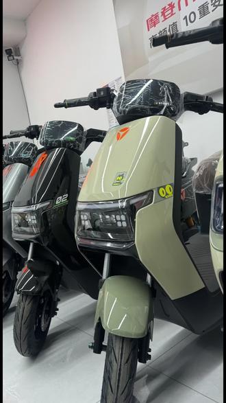 第一视角沉浸式安装|雅迪G26二代 全程原声装车,细节拉满✨
高颜值代步神车,装车全过程实拍
#雅迪G26二代 #沉浸式装车 #第一视角 #电动车安装