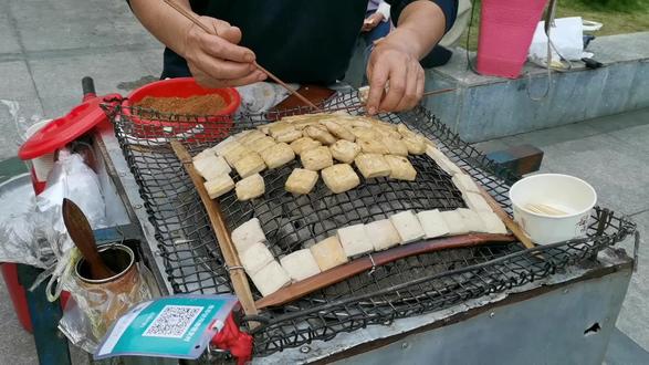 街边的烤豆腐,老板这娴熟的手法,都烤不赢,生意太赞了