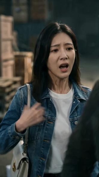前世作为文物警察的我,竟意外重生咋成了一只柴狗?!算了,柴狗也是狗,也有伟大梦想,别拿柴狗不当警队干部。看我驰骋屠宰场,叼走犯罪分子证物,嗅出女友衣物上的香水味,查出她的嘿嘿嘿什么德牧?马犬?都是我小弟!统统靠边站!听我训话!#开局变成小柴犬我成警队香饽饽 #抖音短剧 #AI短剧 #重生