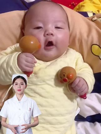 出生20天就给宝宝玩小沙锤,小沙锤声音很清脆 沙沙的 还可以练习宝宝的抓握能力和追视,每天跟给她抓的自己玩 了