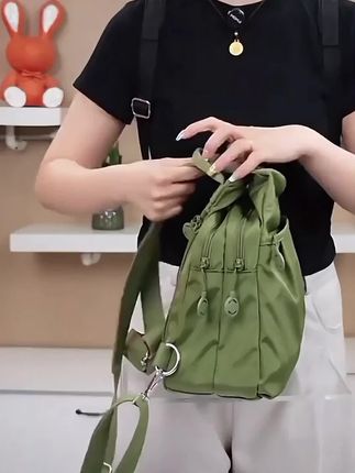 时尚百搭多功能旅行多层胸包 可调节S型肩带支持双肩背或斜跨胸包模式,加厚气垫设计分散肩部压力,长时间使用不疲劳