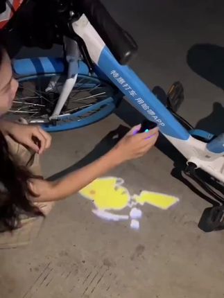 拜托!谁能拒绝一个会追着你跑的皮卡丘呢~下班回家再也不孤单啦!#皮卡丘 #电动车装饰 #投影灯 #小电驴兜风