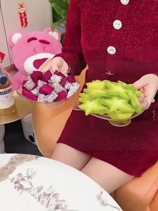 【5.9新疆包邮】上面有两个分叉,可以稳稳的插住任何水果,小朋友用着也比较安全。它是PP的材质,很光滑带有韧性,