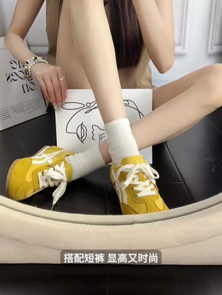 凉感技术布面触感如薄荷沁肤,EVA鞋垫吸湿排汗,轻盈贴合脚型,通勤逛街无压力,高温天也能保持双脚干爽如初。