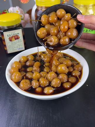 这个就是广西家乡味道的家乡味酱香七彩泡椒啦!这个泡椒香辣脆口,配粥下面条都是嘎嘎香的哦! #七彩泡椒 #好想特产 #五彩泡椒 #美食推荐 #真的太好吃了