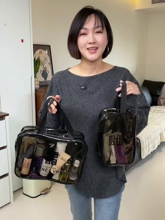 姐妹们!都快去抢这个#洗漱包 大容量还是干湿分区的,无论游泳健身还是出门旅行,用它装个洗漱品化妆品真的太合适了